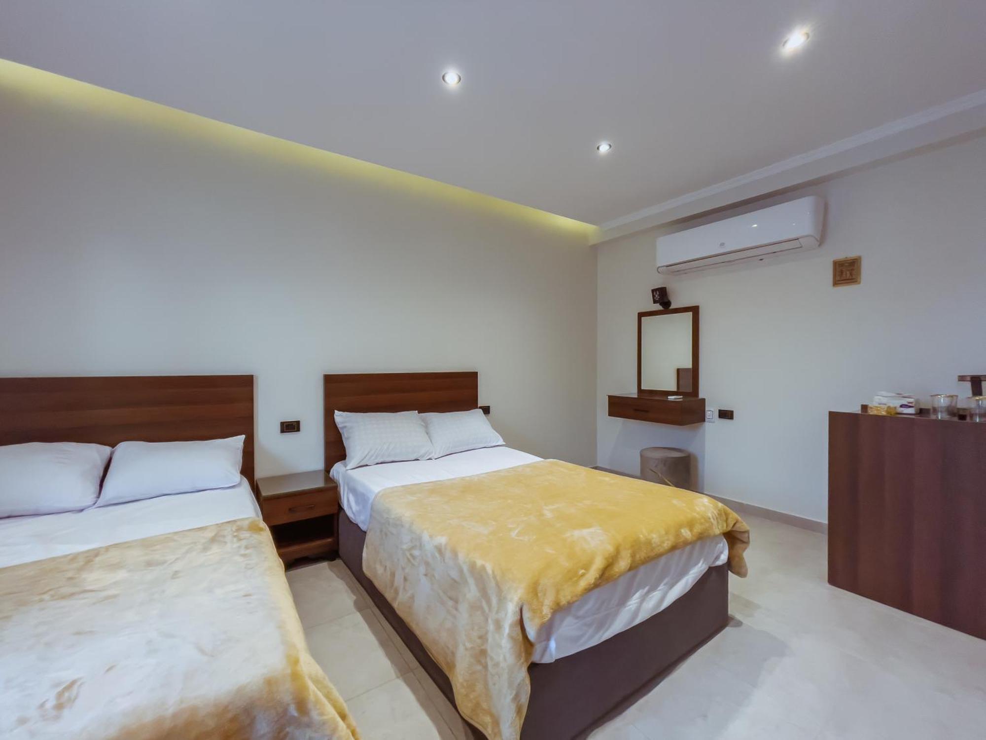 King Khufu Pyramids View Hotel Kafrat al Jabal Bilik gambar