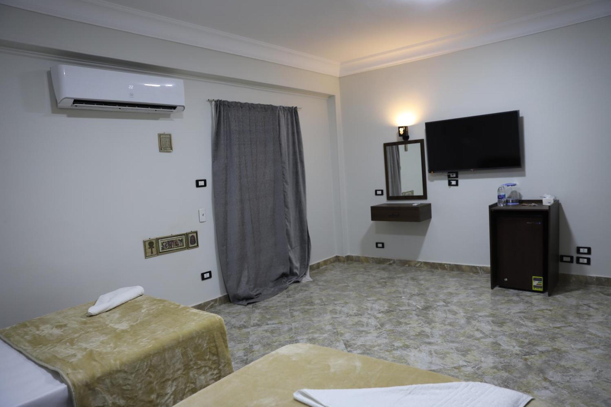 King Khufu Pyramids View Hotel Kafrat al Jabal Bilik gambar